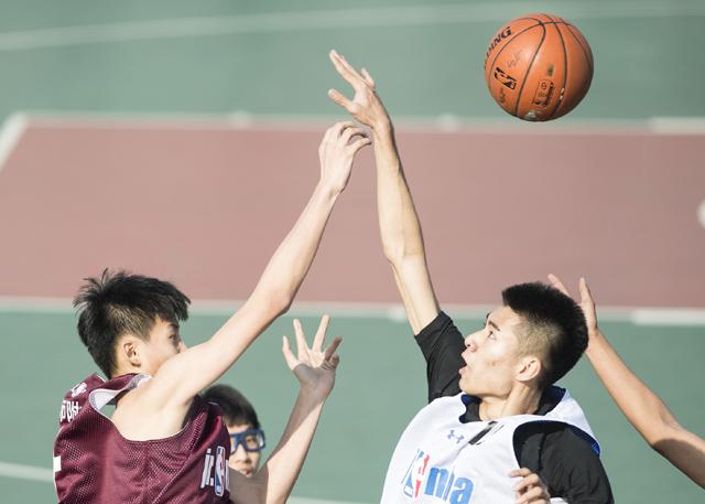 此外曝光的四张剧照中，周冬雨或注视金鱼或仰起面庞，纯真少女气质尽显，而易烊千玺做沉思状，心里似有一团挥不去的大雾